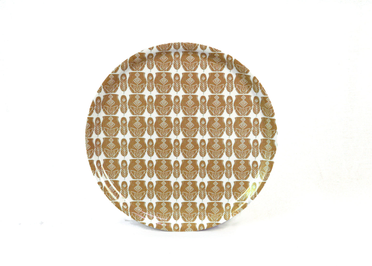 rytm-serveringsbricka-terrakotta-nordisk-design - rund serveringsbricka med upprepat mönster i terrakotta toner för nordisk servering på vit bakgrund