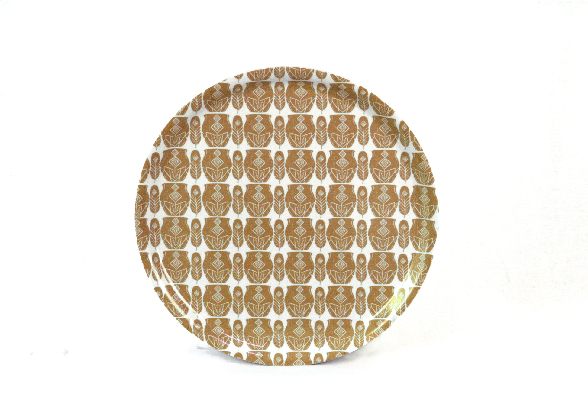 rytm-serveringsbricka-terrakotta-nordisk-design - rund serveringsbricka med upprepat mönster i terrakotta toner för nordisk servering på vit bakgrund