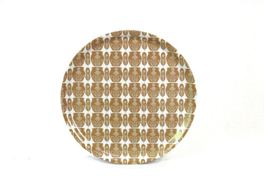 rytm-serveringsbricka-terrakotta-nordisk-design - rund serveringsbricka med upprepat mönster i terrakotta toner för nordisk servering på vit bakgrund